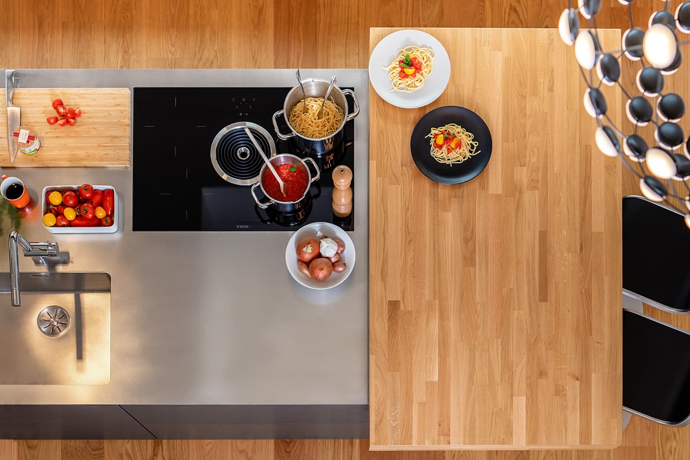 Offene Küche und maßgefertigte Möbel – Interior Design mit Konzept