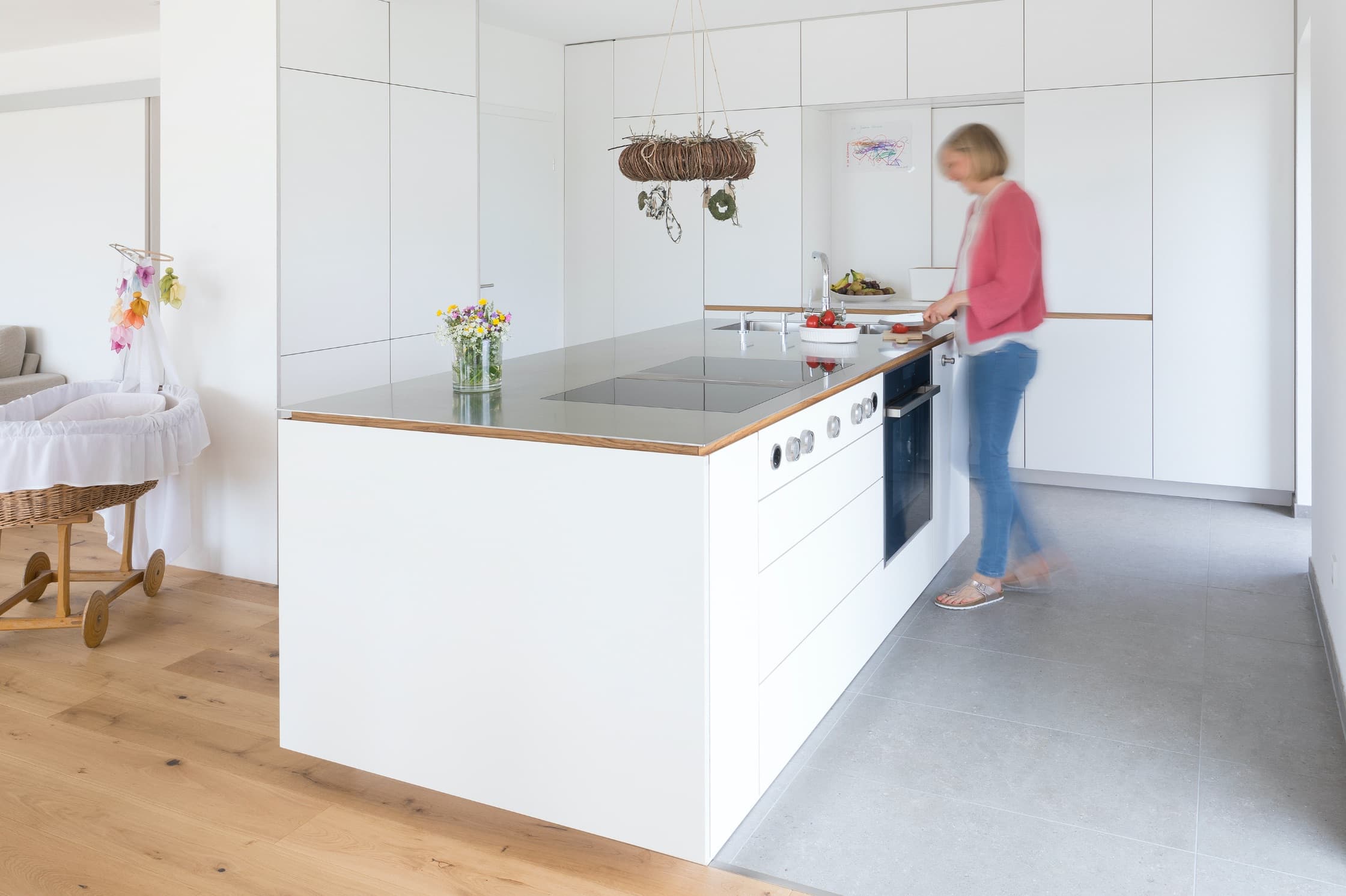 Küche mit Edelstahl-Arbeitsplatte und Window Seat