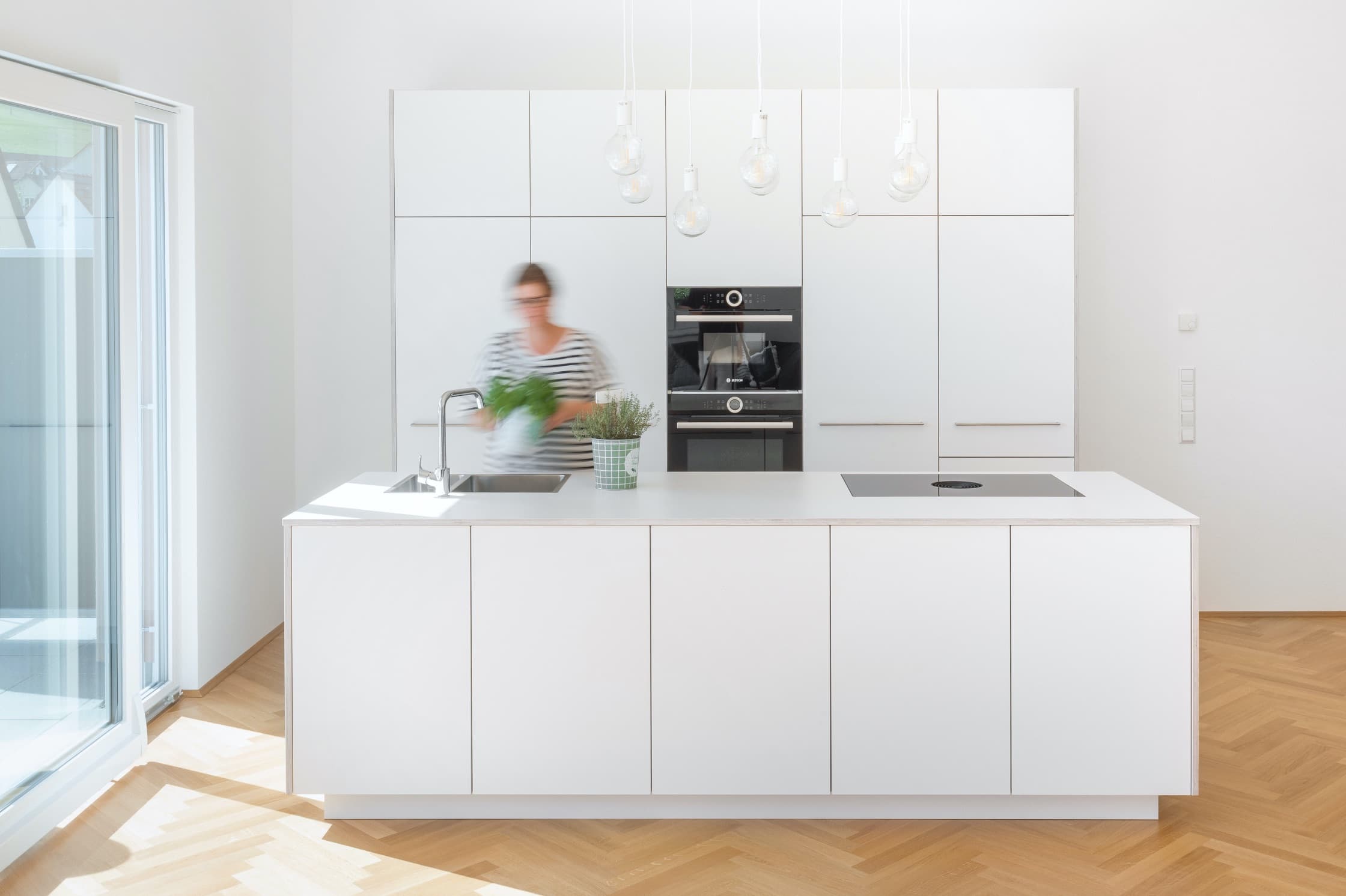 Die Kunst der Reduktion: So planen Sie Ihre perfekte minimalistische Küche