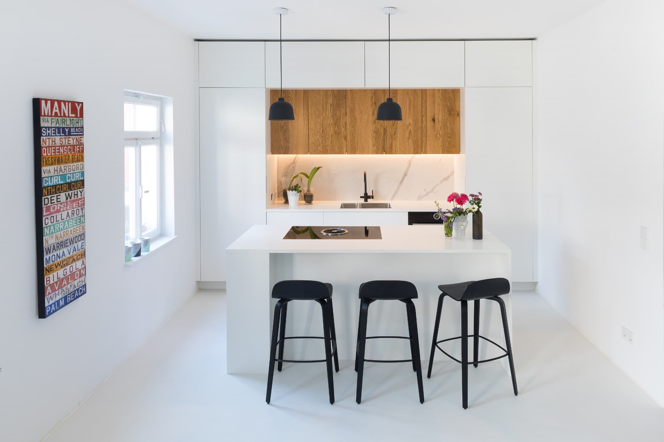 Kleine weiße und minimalistsiche Küche mit Holzelementen