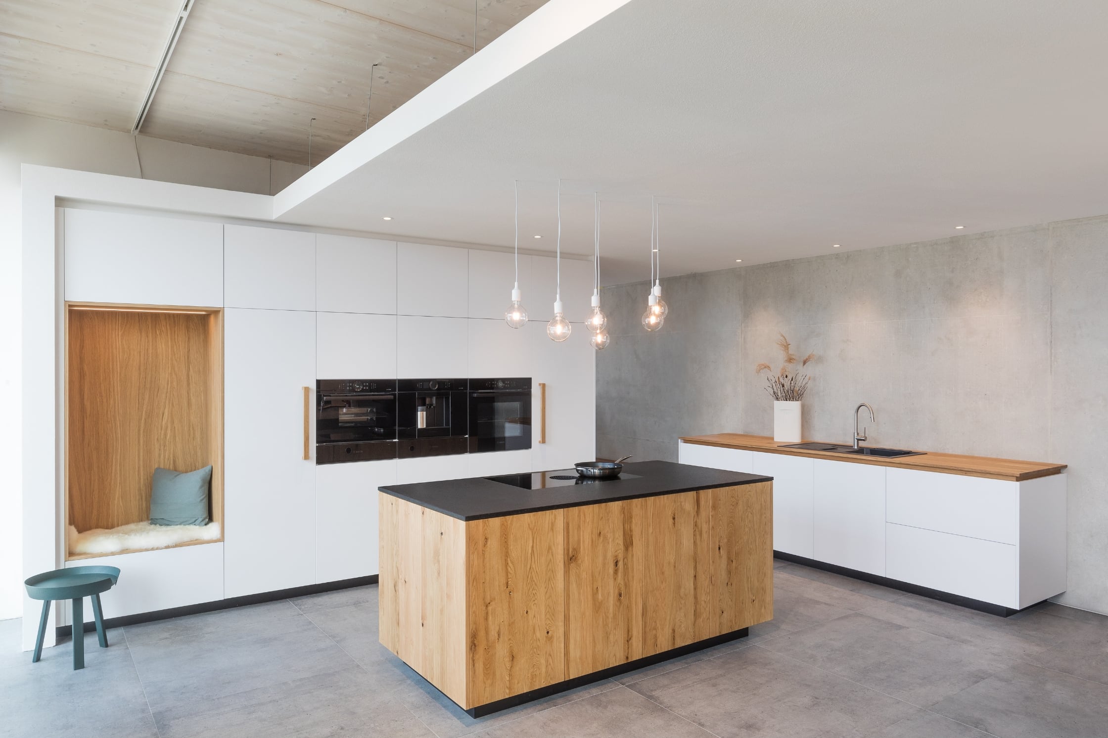 Weiße moderne Küche mit Holzelementen in Crailsheim von NR Küchen Küchenstudio Crailsheim